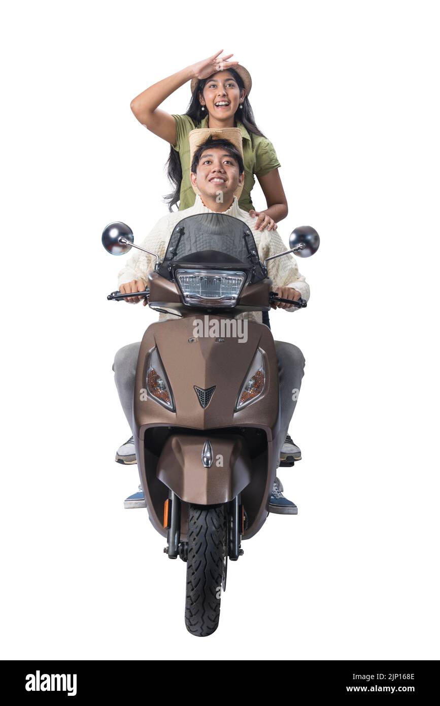 Couple asiatique avec un chapeau assis sur un scooter isolé sur fond blanc Banque D'Images