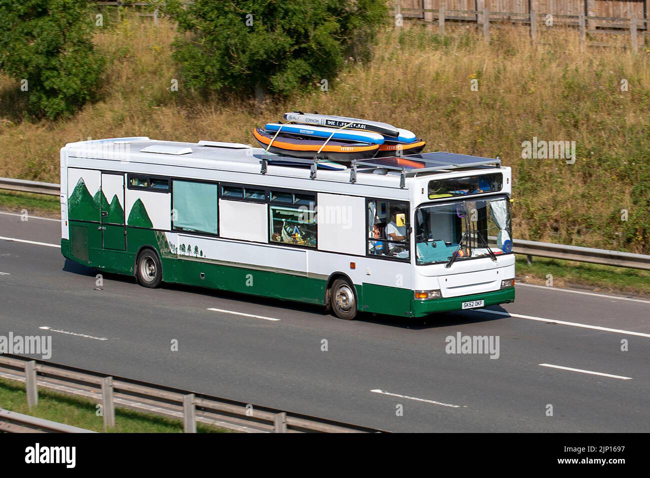 2003 châssis de bus intermédiaire à simple étage à moteur arrière, Dennis Dart/S-Dart/lance, converti. Party bus campervan motorhome voyageant sur l'autoroute M6, Manchester, Royaume-Uni Banque D'Images