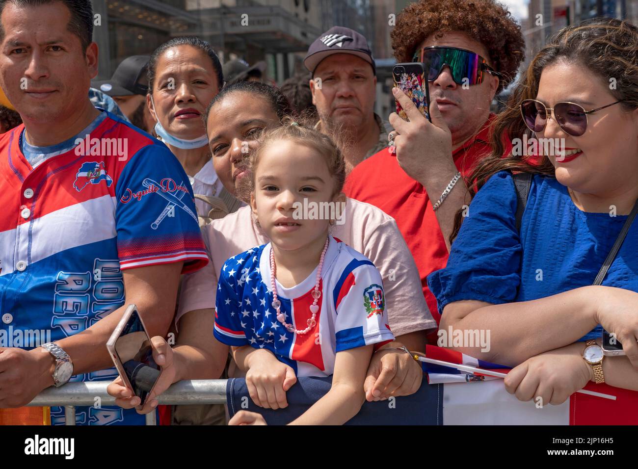 NEW YORK, NEW YORK – LE 14 AOÛT : les spectateurs avec des drapeaux dominicains regardent les manifestants lors de la parade de la fête dominicaine sur la 6th avenue de 14 août 2022 à New York. La National Dominican Day Parade a célébré 40 ans de marche sur la Sixième Avenue à Manhattan. Le défilé célèbre la culture, le folklore et les traditions dominicaines. Crédit : Ron Adar/Alay Live News Banque D'Images