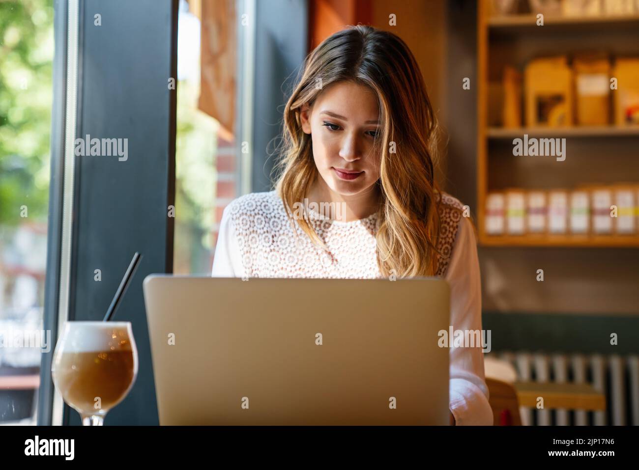 Bonne femme d'affaires réussie travaillant à distance sur un ordinateur portable : concept de technologie de travail des gens d'affaires. Banque D'Images