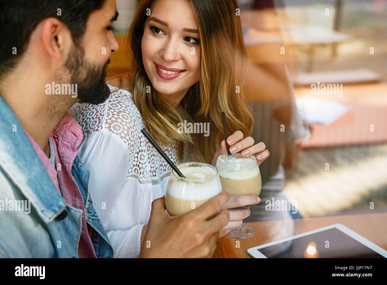 Amour romantique couple drinking coffee, ayant une date dans le café. Banque D'Images