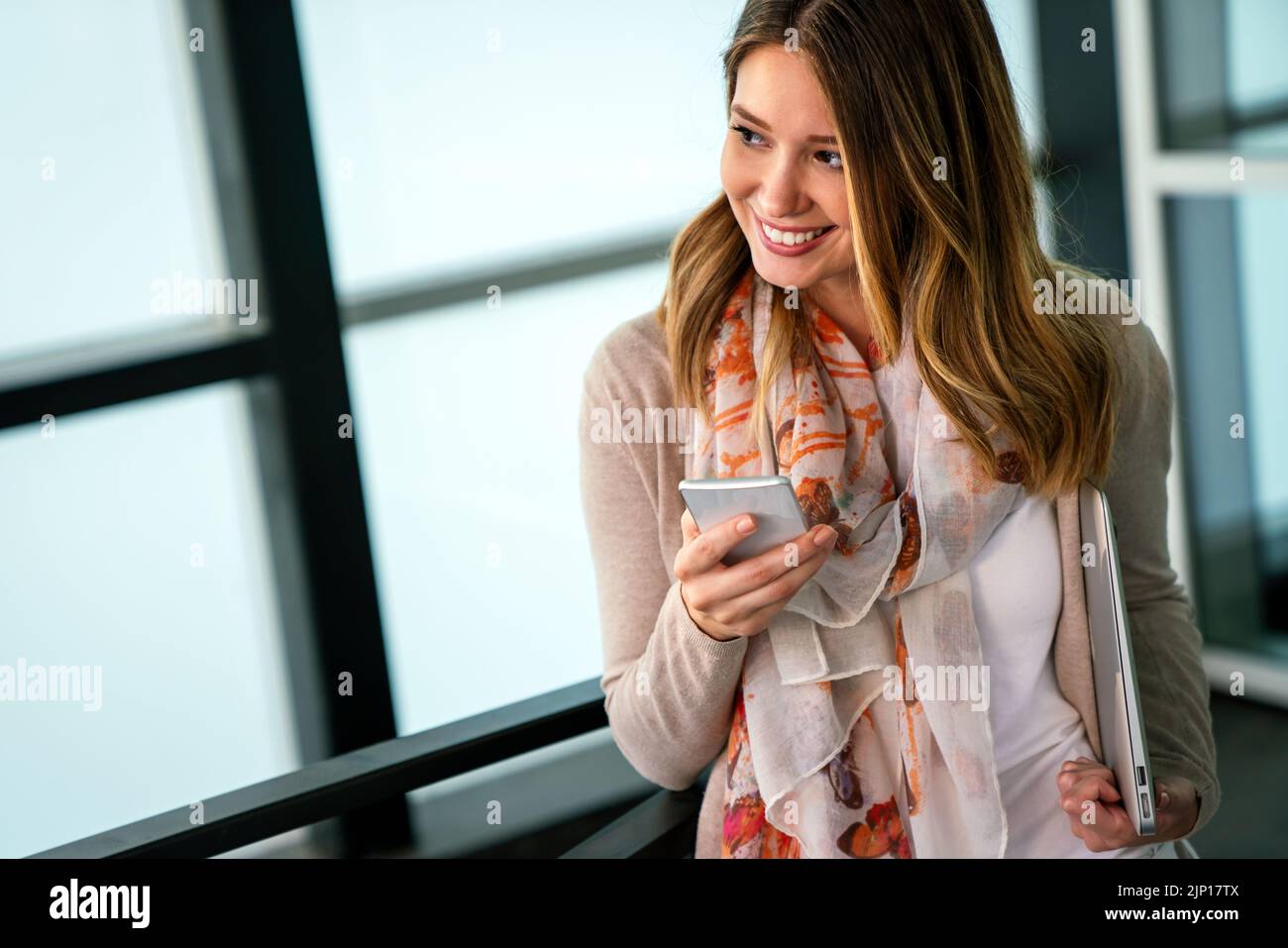 Portrait extérieur de la belle jeune entreprise, étudiante femme riant et utilisant le téléphone cellulaire Banque D'Images