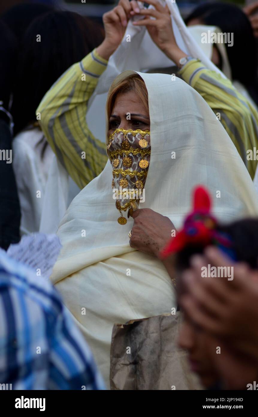 Tunis, Tunisie. 13th août 2022. Tunis, Tunisie. 13 août 2022. Les femmes défilent le long de l'avenue Habib Bourghiba portant des robes traditionnelles à Tunis pour célébrer la Journée nationale de la femme. Les Tunisiens célèbrent la Journée nationale de la femme sur 13 août, pour commémorer le jour de 1956 où la Tunisie a passé le code du statut personnel, qui a aboli la polygamie et donné aux femmes plus de droits dans la société (Credit image: © Hasan mrad/IMAGESLIVE via ZUMA Press Wire) Banque D'Images