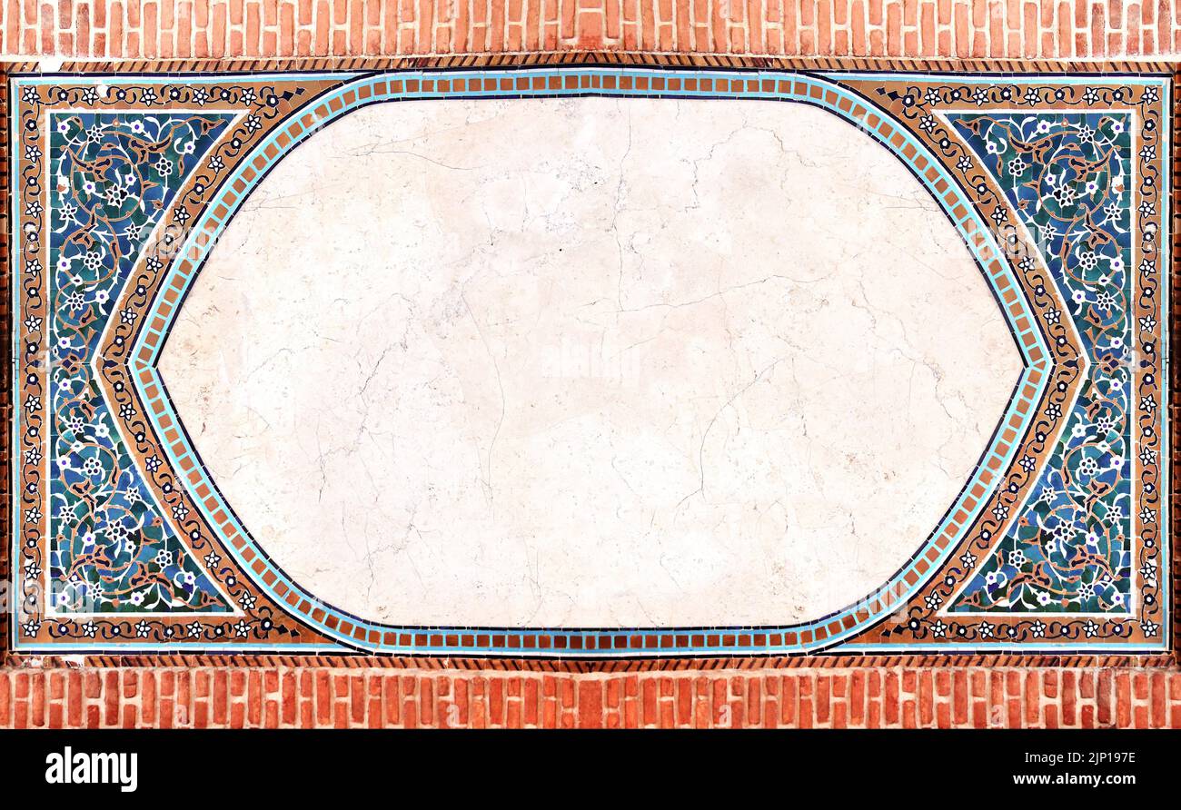 Détail de mur traditionnel persan mosaïque avec ornement géométrique et floral, Iran. Cadre horizontal avec carreaux de céramique bleu, cian, marron et blanc Banque D'Images