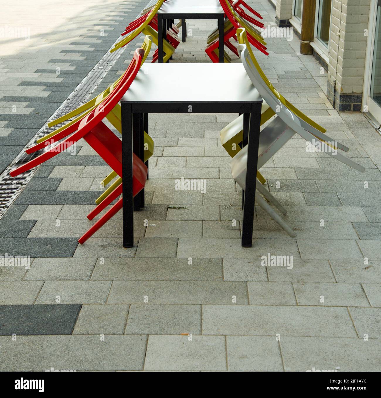 Tables et chaises extérieures dans la rue de la ville Banque D'Images