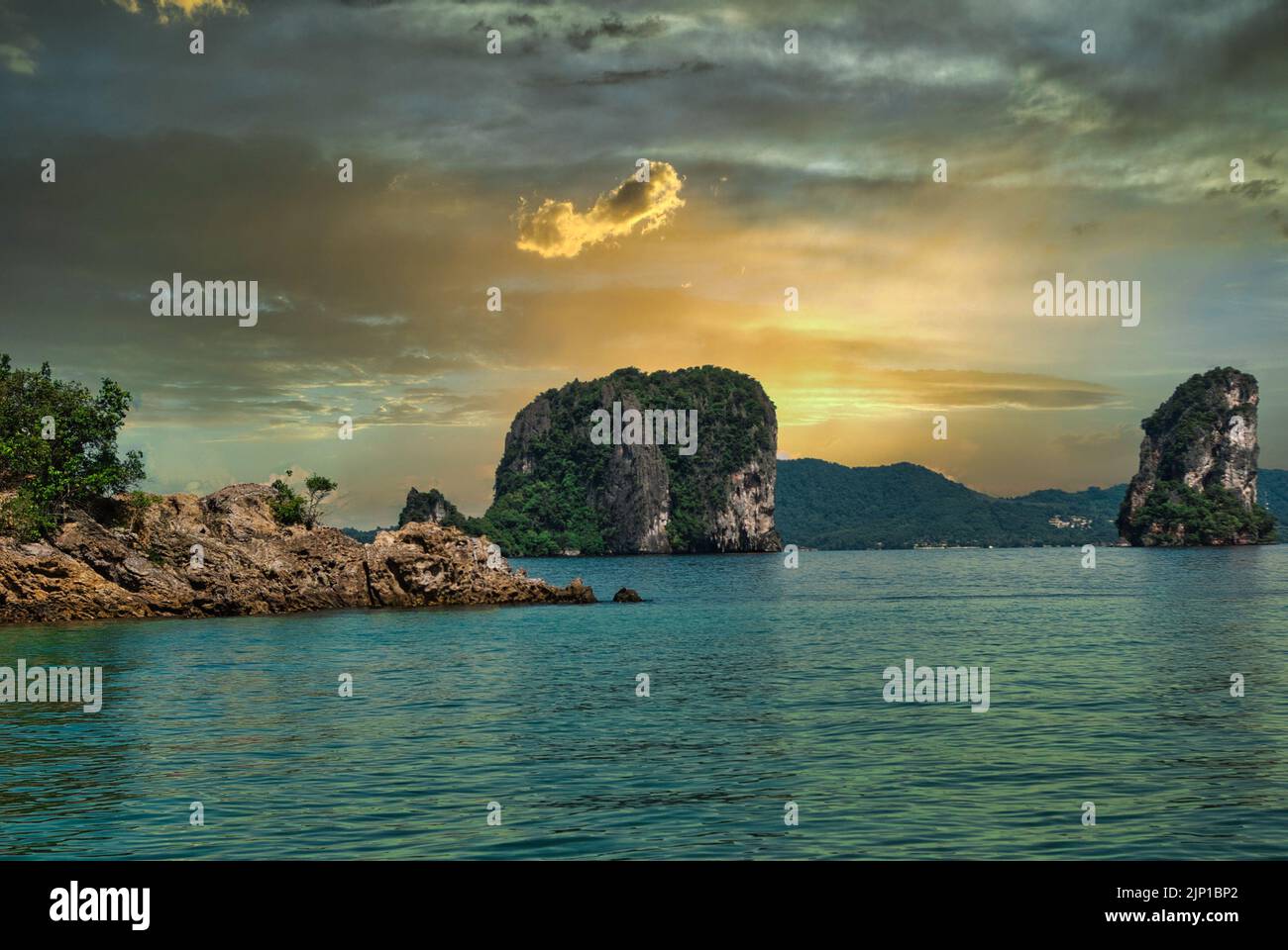 Thaïlande, Phra Nga Bay, tropical, île exotique rochers dans la mer bleue, coucher de soleil, lever du soleil avec des nuages et des rayons dorés du soleil Banque D'Images