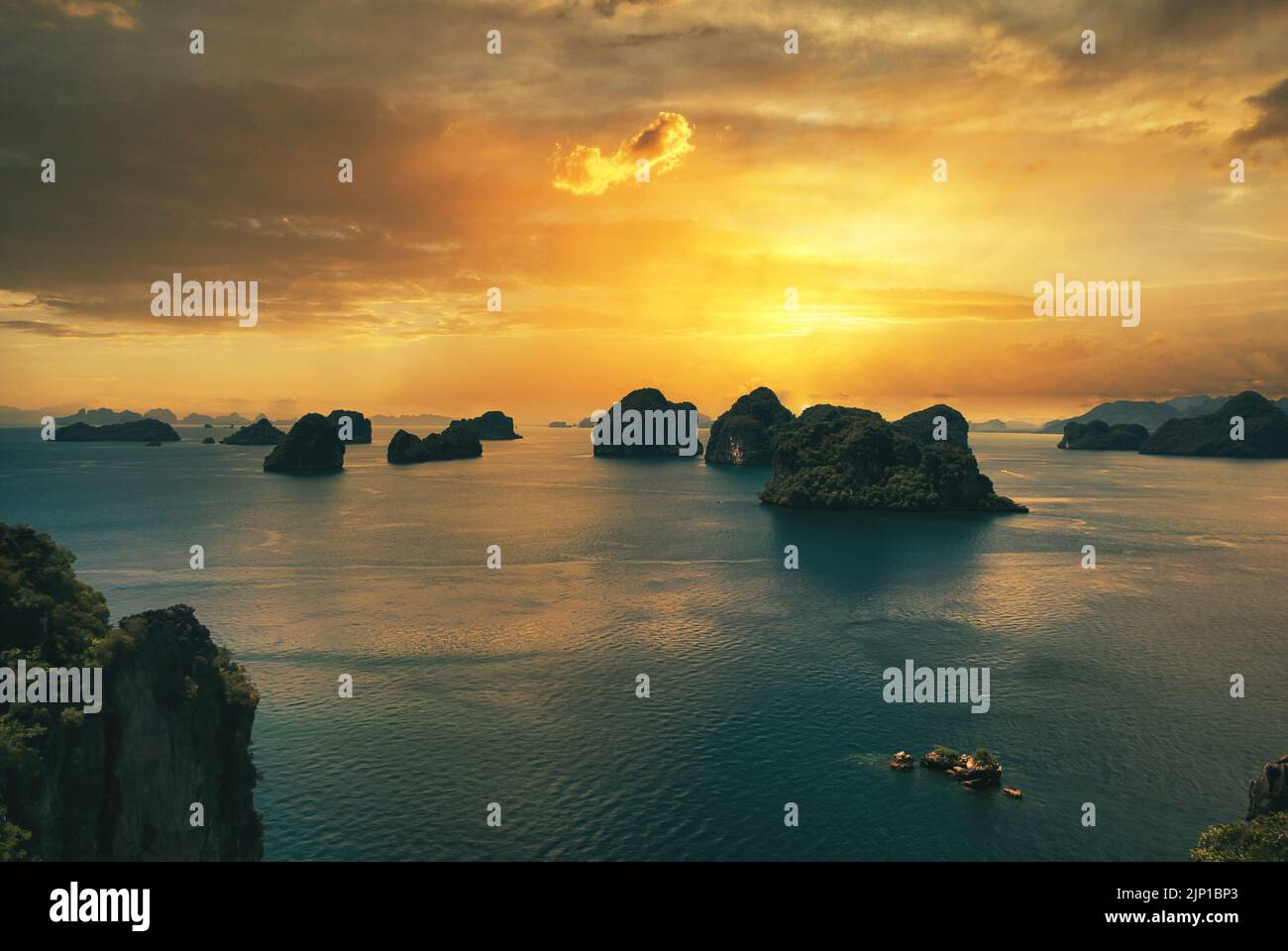Vue aérienne des magnifiques îles tropicales et exotiques de la mer, coucher de soleil, lever du soleil avec nuages et rayons dorés du soleil, baie de Phang Nga, Krabi, Phuket Banque D'Images