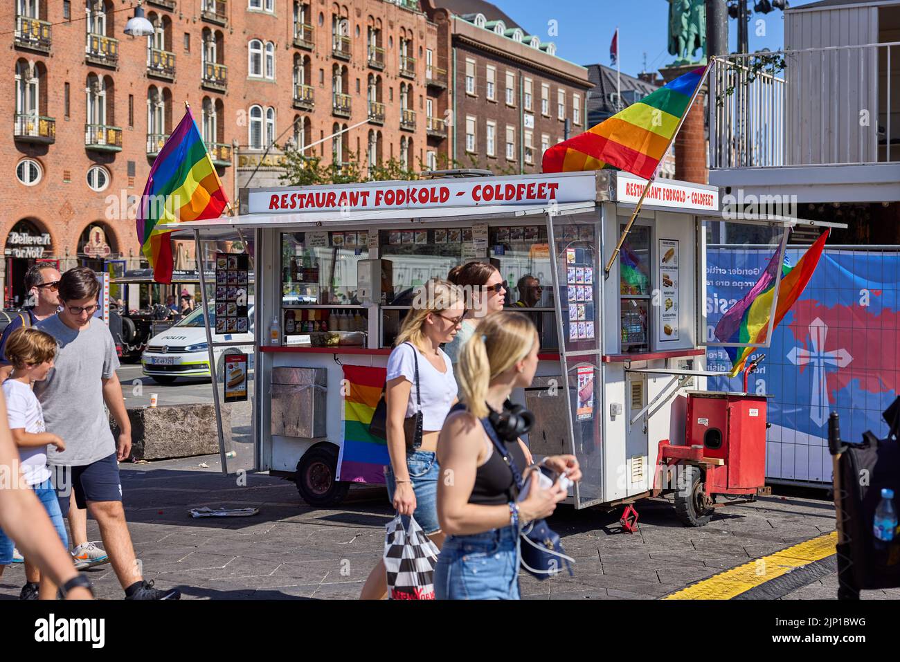 Restaurant Fodkold (restaurant Coldfeet), chariot à saucisse danois avec drapeaux arc-en-ciel pendant la fierté de Copenhague ; Copenhague, Danemark Banque D'Images