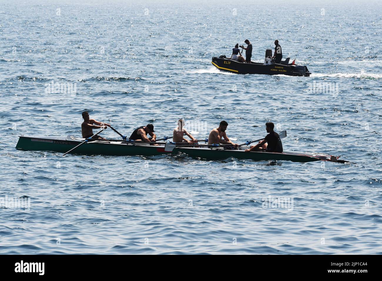 Istanbul, T¨¹rkiye. 14th août 2022. Les gens se rafraîchissez par temps chaud près d'une plage à Istanbul, T¨¹rkiye, le 14 août 2022. Credit: Shadati/Xinhua/Alamy Live News Banque D'Images