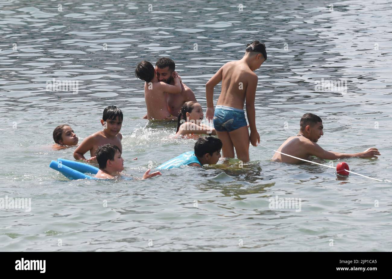 Istanbul, T¨¹rkiye. 14th août 2022. Les gens se rafraîchissez par temps chaud sur une plage à Istanbul, T¨¹rkiye, le 14 août 2022. Credit: Shadati/Xinhua/Alamy Live News Banque D'Images
