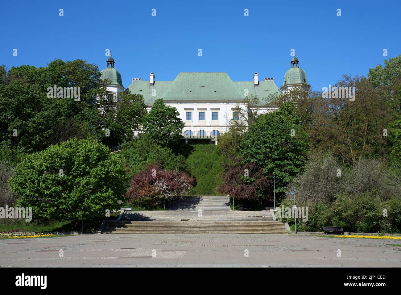 Château à Ujazdow dans le parc de bains à Varsovie capitale européenne de la Pologne à Masovie, ciel bleu clair en 2022 chaude soleil de printemps le jour de mai. Banque D'Images
