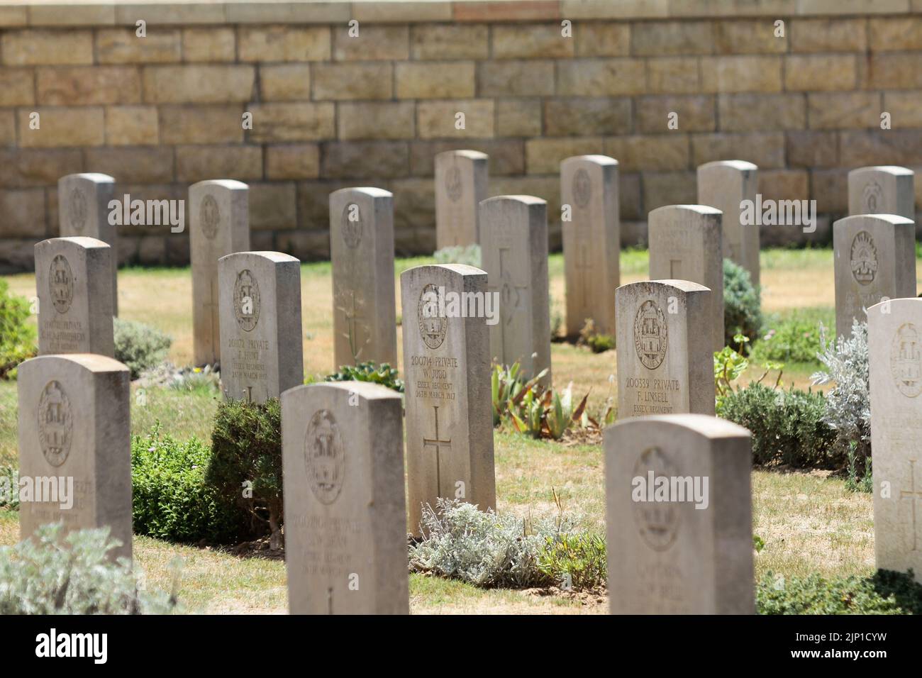 Gaza, Palestine. 13th août 2022. Gaza, Palestine. 13 août 2022. La plupart des 3 217 tombes du cimetière de la guerre britannique à Gaza sont des troupes du Commonwealth des nations qui ont péri au cours de la première Guerre mondiale, alors que 210 sont de la Seconde Guerre mondiale et 234 sont d'autres nationalités. Le cimetière de guerre britannique est situé au nord de la ville de Gaza et est entretenu par la Commission des sépultures de guerre du Commonwealth. Malgré son sentiment de calme et de tranquillité, le cimetière a souvent été touché par un incendie israélien, avec des dommages consécutifs au site et de divers gravestones (Credit image: © Ahmad Hasaballah/IMAGES Banque D'Images