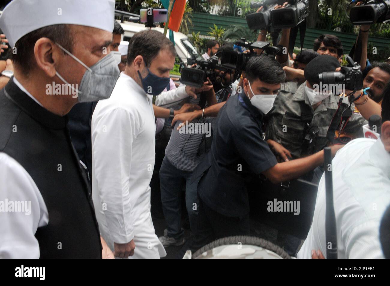 New Delhi, Delhi, Inde. 15th août 2022. Le chef du Congrès Rahul Gandhi, marchant à gaurav Yatra avec d'autres hauts dirigeants du parti vers Gandhi Samriti 30 janvier Marg Memornial du Père de la nation Mahatma Gandhi où il a été tué, du siège du Parti à l'occasion de l'anniversaire de l'indépendance de l'Inde 75th, à New Delhi lundi (Image de crédit : © Ravi Batra/ZUMA Press Wire) Banque D'Images