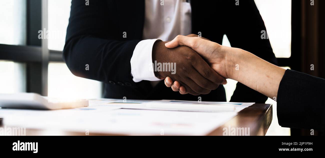 Les jeunes gens d'affaires se serrer la main dans le bureau. Fin de réunion réussie. Banque D'Images