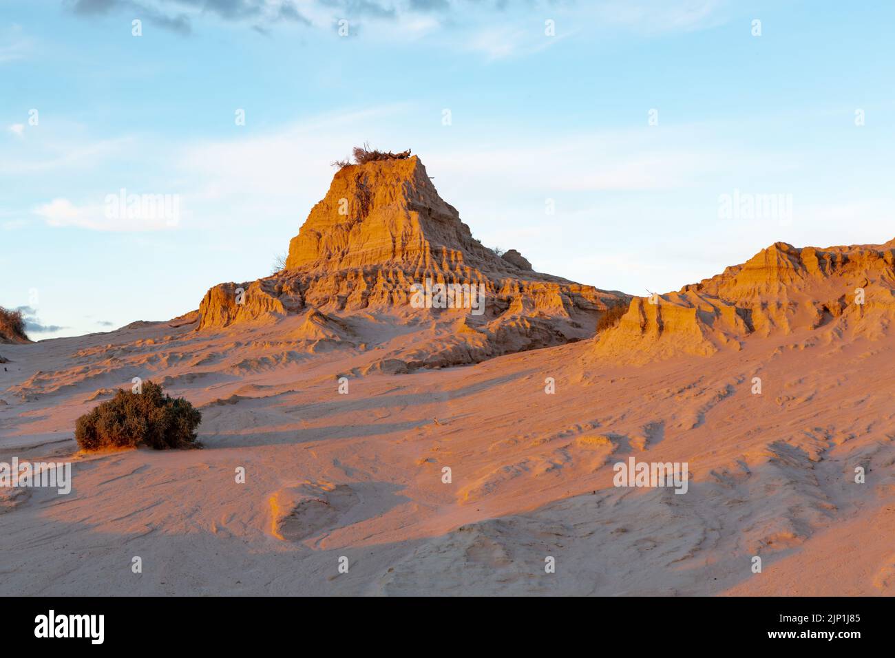 Les monuments sablonneux s'élèvent dans le désert australien Banque D'Images