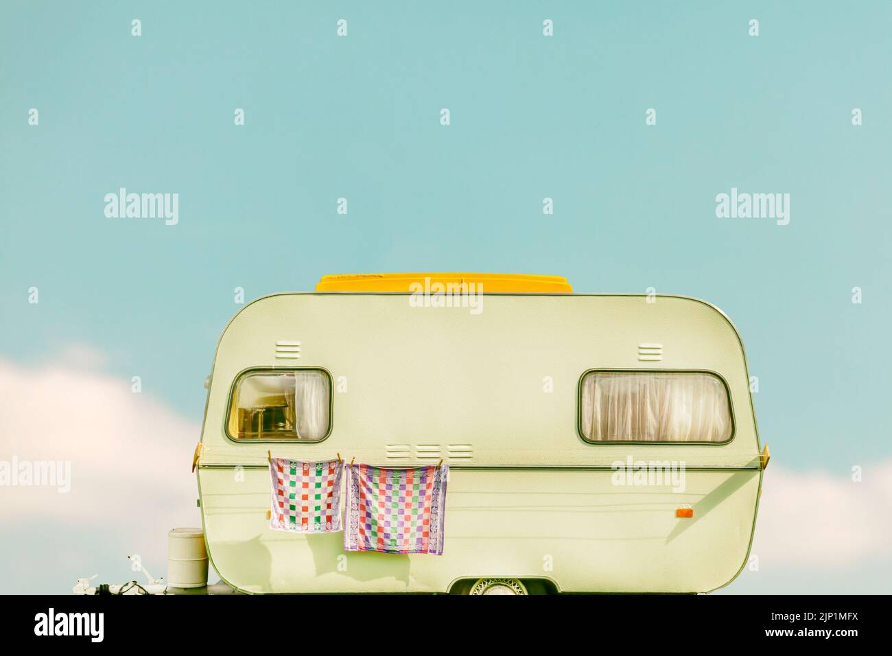 Image rétro d'une caravane vintage avec serviette et rideaux Banque D'Images