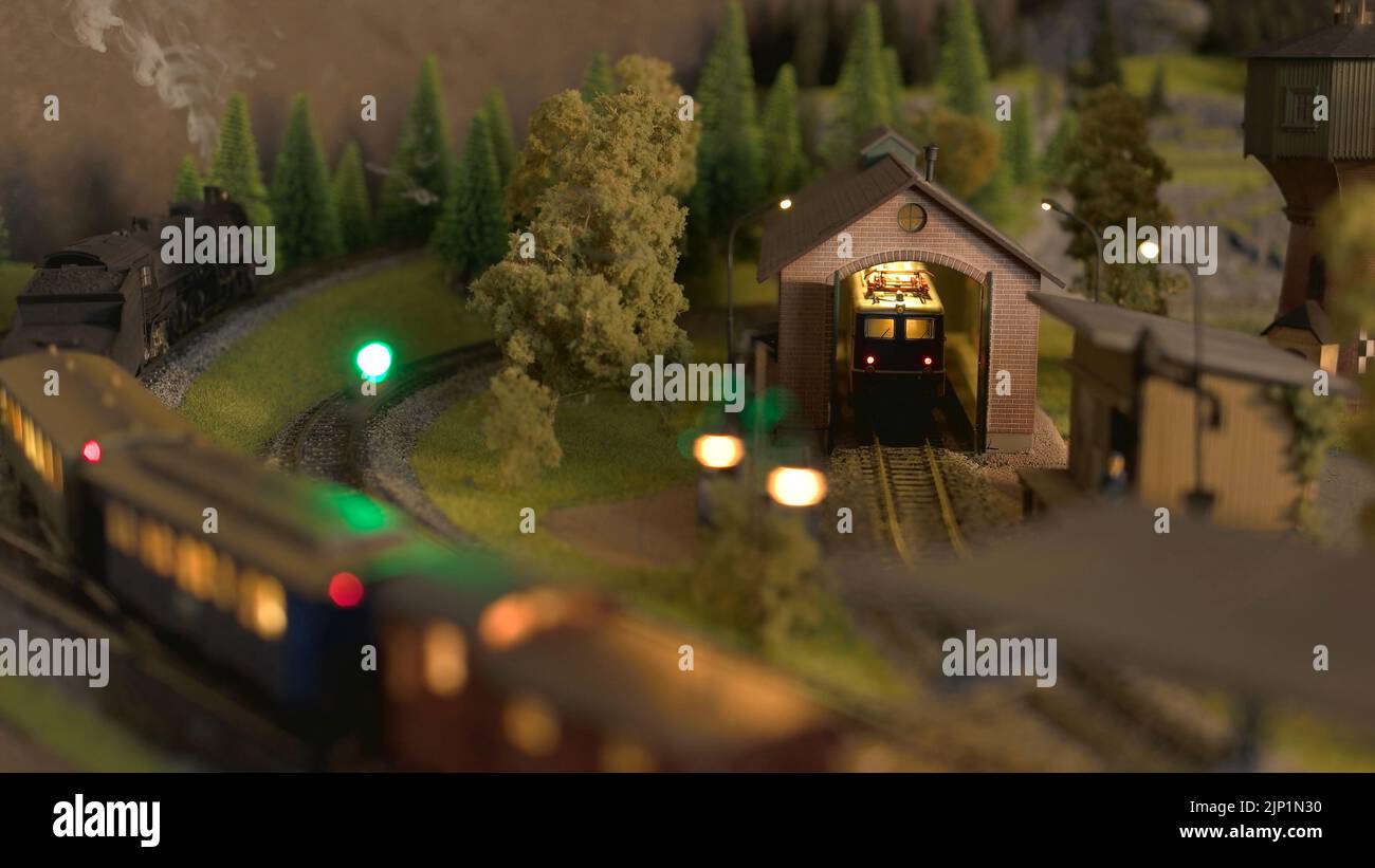 Lampe De Train Miniature Calibre N Verte 21.5cm - Décoration Maquette Chemin De Fer, Diorama, Table De Sable