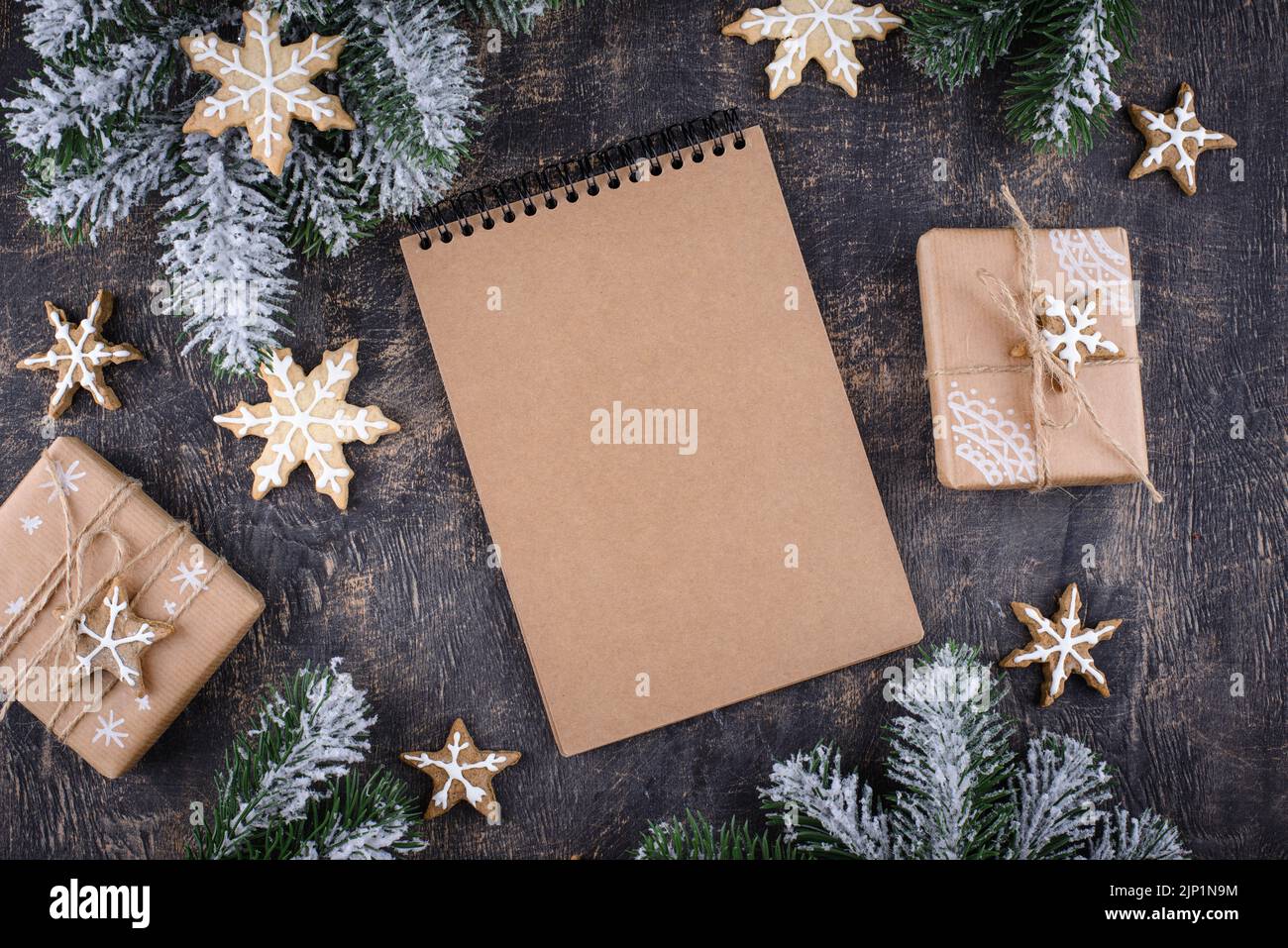 Composition de Noël avec carnet artisanal vide Banque D'Images