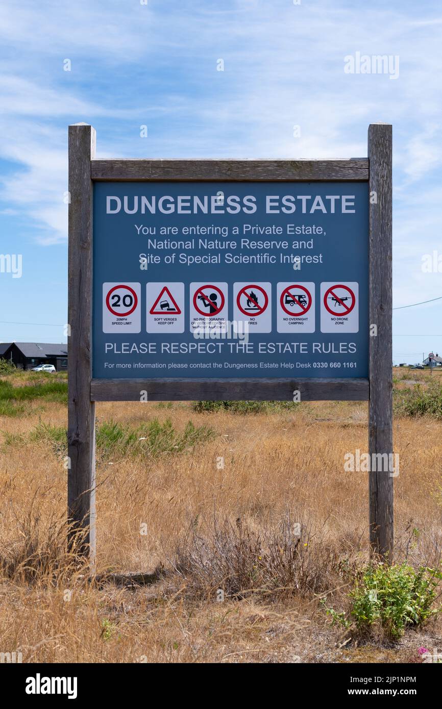Panneau Dungeness Estate indiquant les règles de la propriété - y compris aucune photographie ou enregistrement vidéo sans licence, aucun feu, et aucune zone de drone, Angleterre, Royaume-Uni Banque D'Images