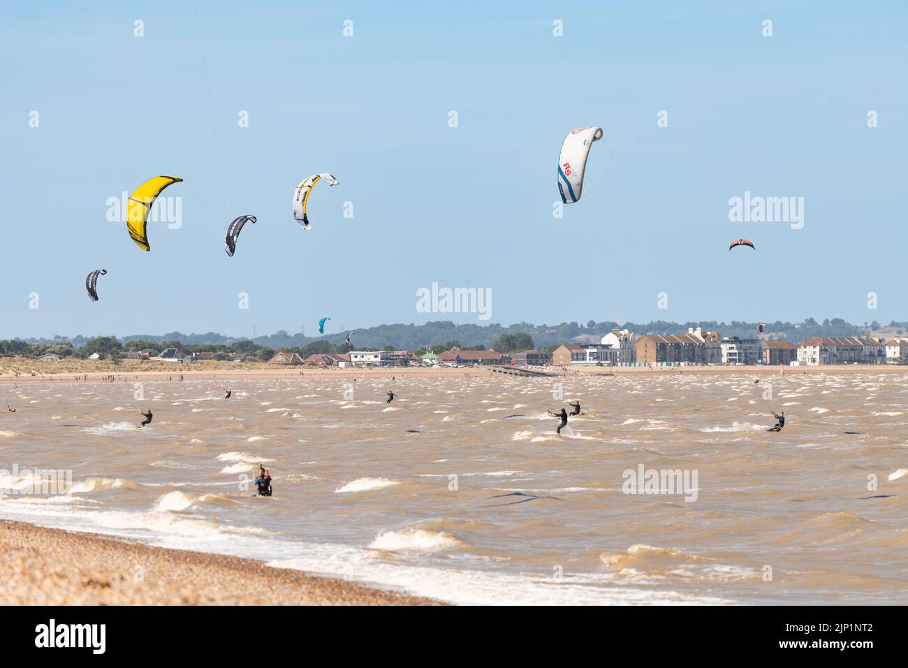 Kitesurfers à Greatstone Beach, Greatstone on Sea, Kent, Angleterre, Royaume-Uni Banque D'Images