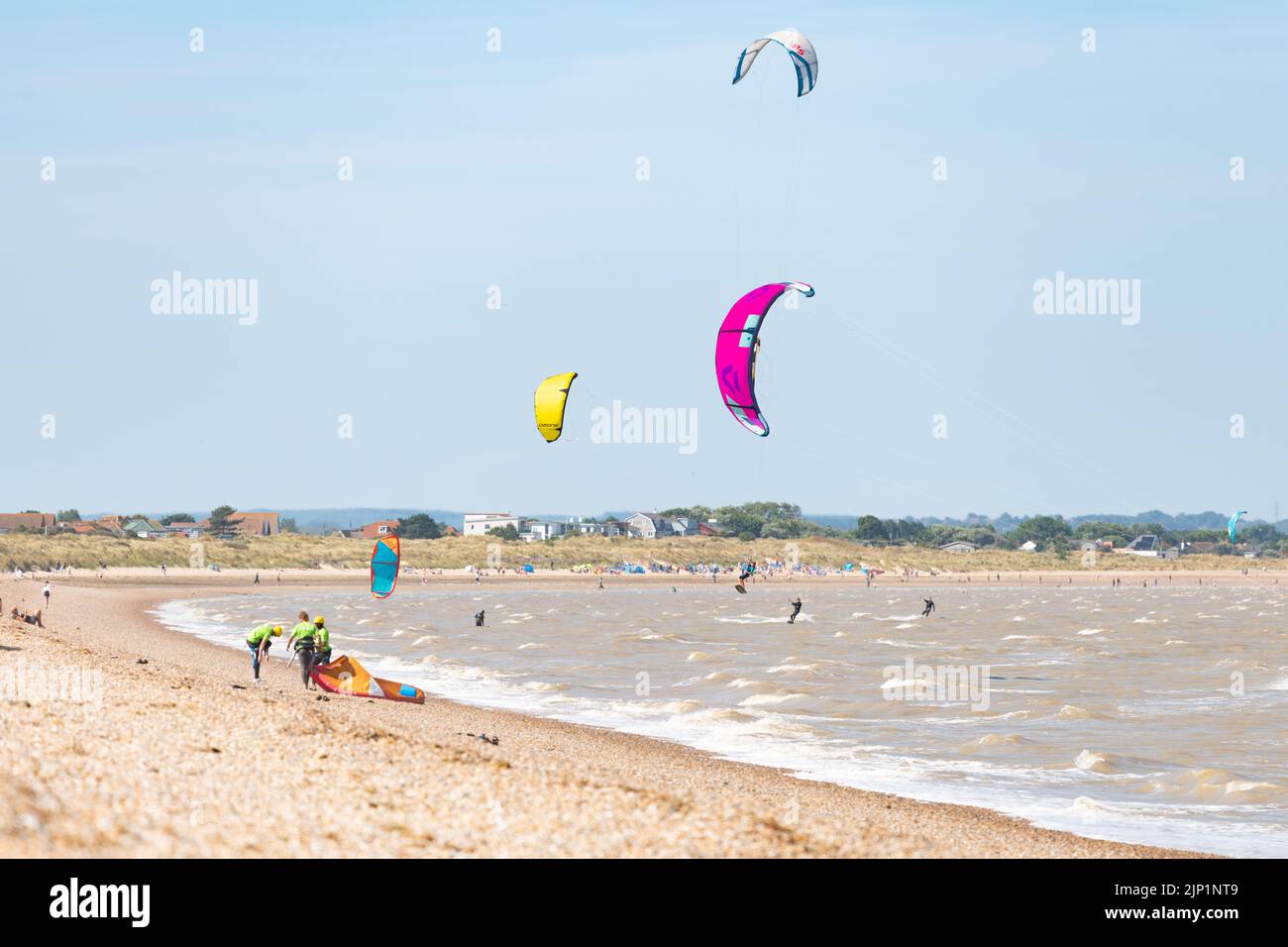 Kitesurfers à Greatstone Beach, Greatstone on Sea, Kent, Angleterre, Royaume-Uni Banque D'Images