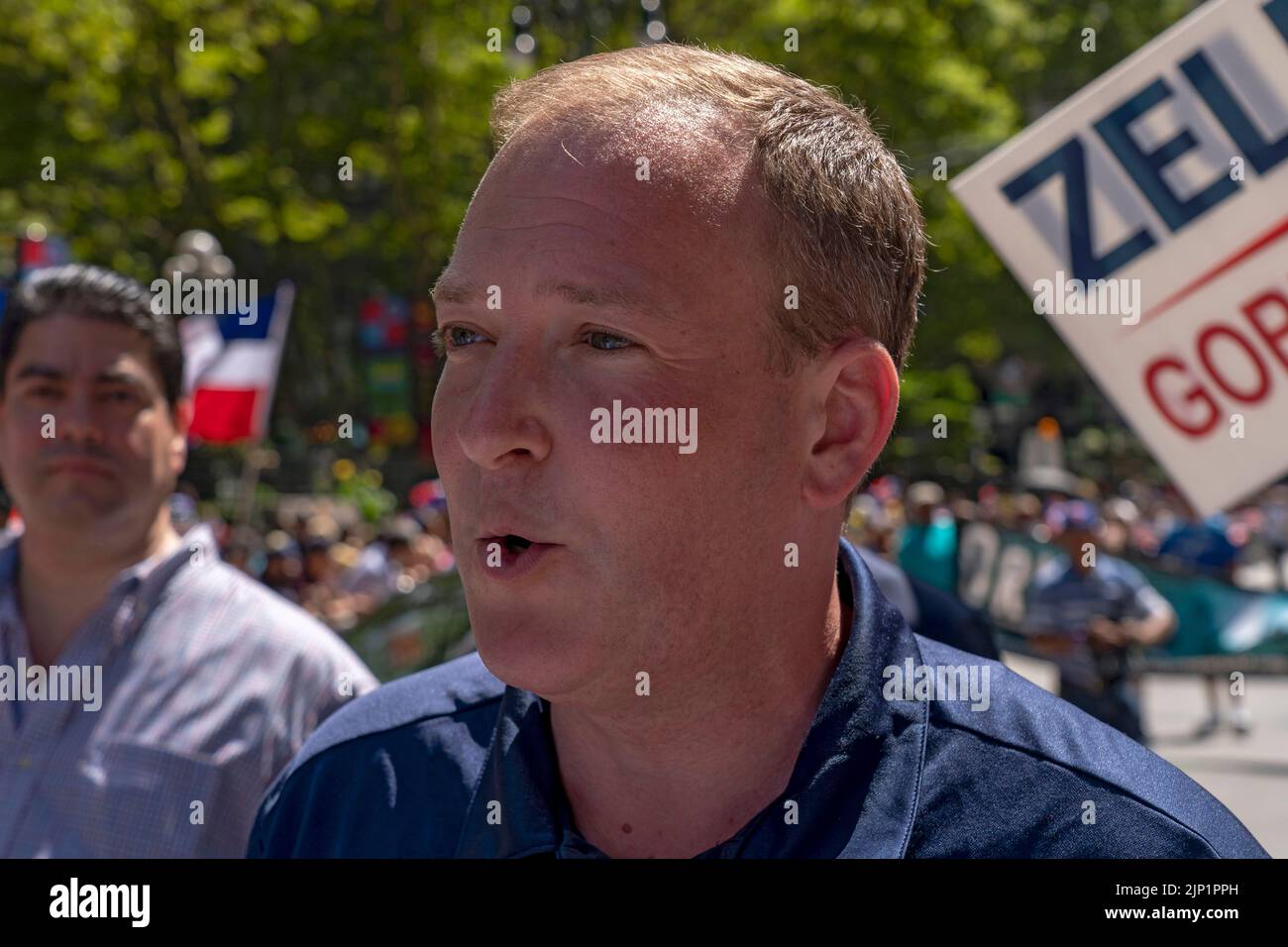 New York, États-Unis. 14th août 2022. Le congressiste Lee Zeldin marche à la Dominican Day Parade sur 6th Avenue à New York. La National Dominican Day Parade a célébré 40 ans de marche sur la Sixième Avenue à Manhattan. Le défilé célèbre la culture, le folklore et les traditions dominicaines. Crédit : SOPA Images Limited/Alamy Live News Banque D'Images