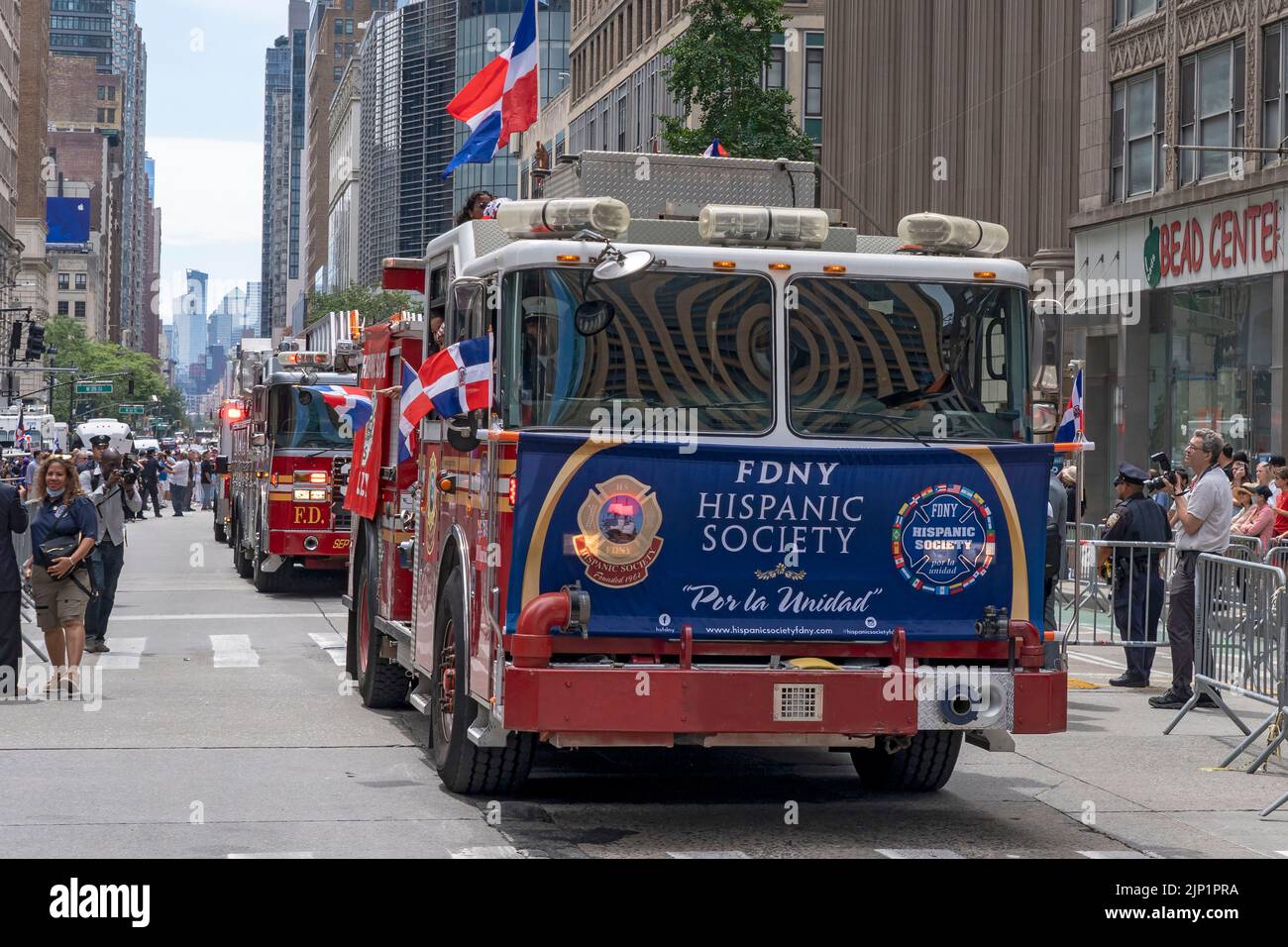 New York, États-Unis. 14th août 2022. Les camions du service des incendies de New York (FDNY) participent au défilé dominicain de la journée sur 6th Avenue à New York. La National Dominican Day Parade a célébré 40 ans de marche sur la Sixième Avenue à Manhattan. Le défilé célèbre la culture, le folklore et les traditions dominicaines. Crédit : SOPA Images Limited/Alamy Live News Banque D'Images