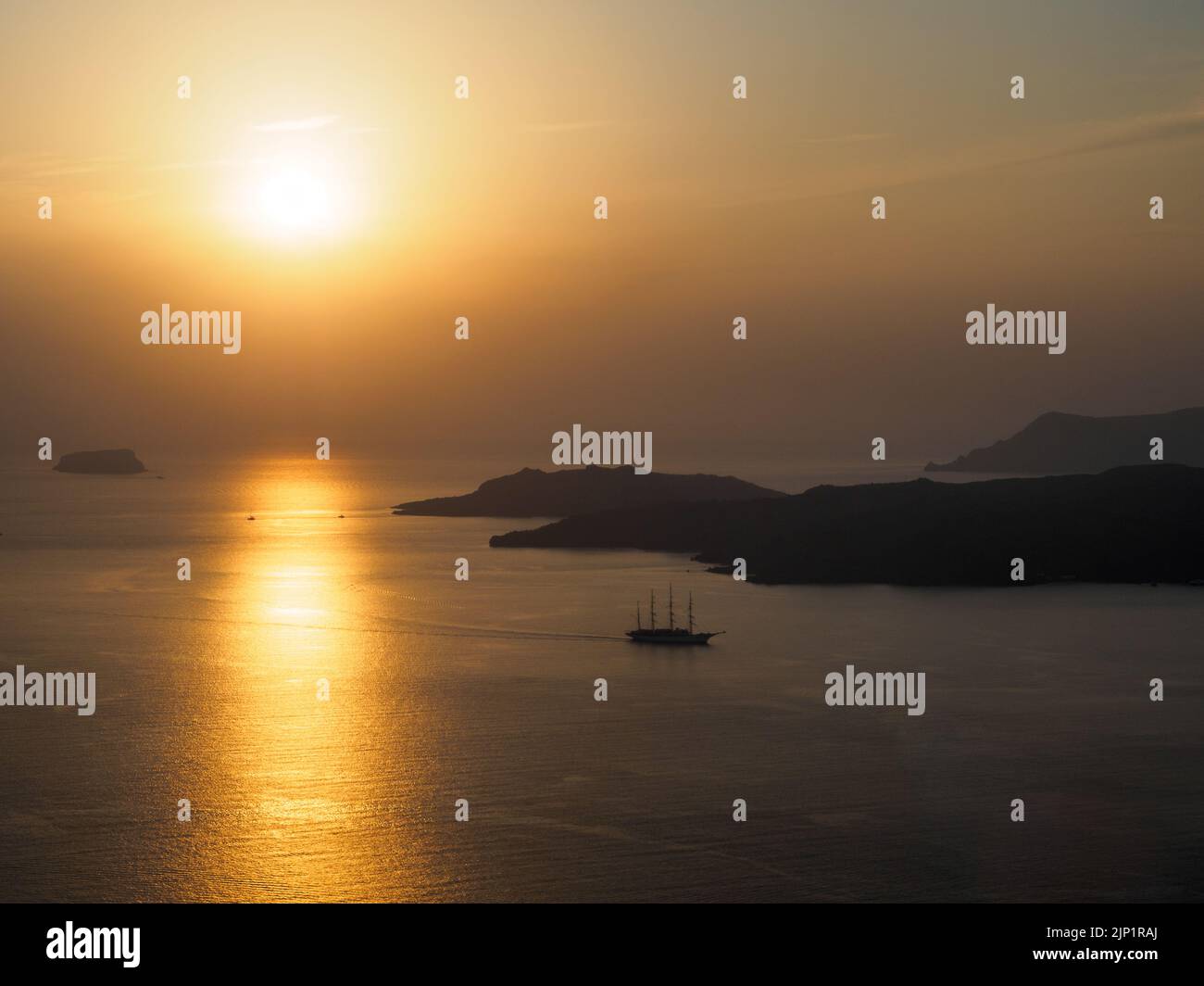 Vue aérienne avec coucher de soleil aux couleurs surréalistes. Île de Santorin, Grèce Banque D'Images