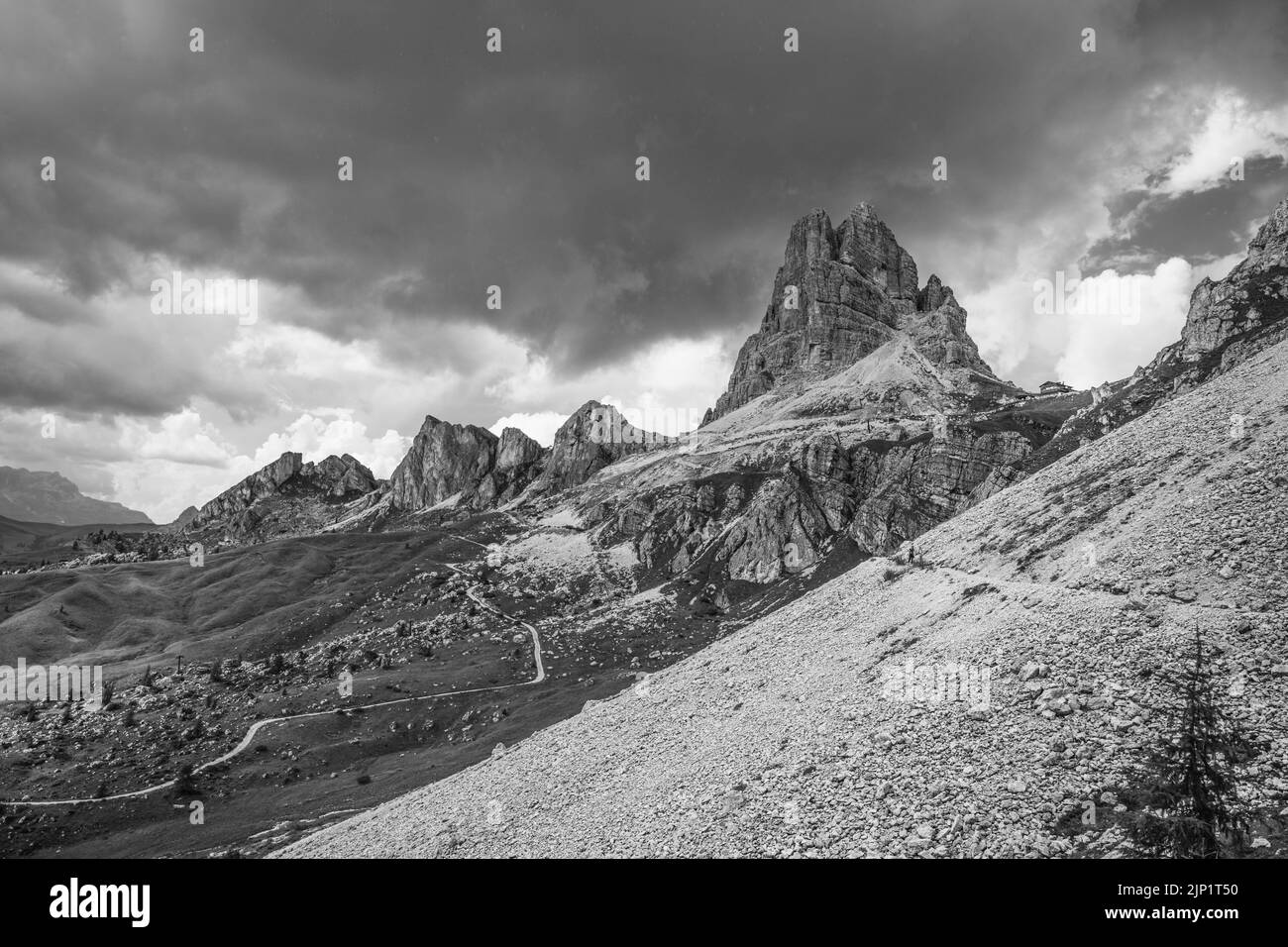 Averau Mountain et Rifugio Averau dans les Dolomites Banque D'Images