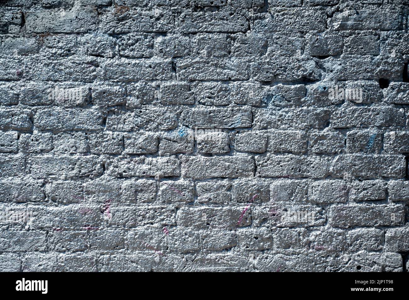 Un mur de briques pulvérisé de peinture argentée. Convient à un arrière-plan ou une texture Banque D'Images