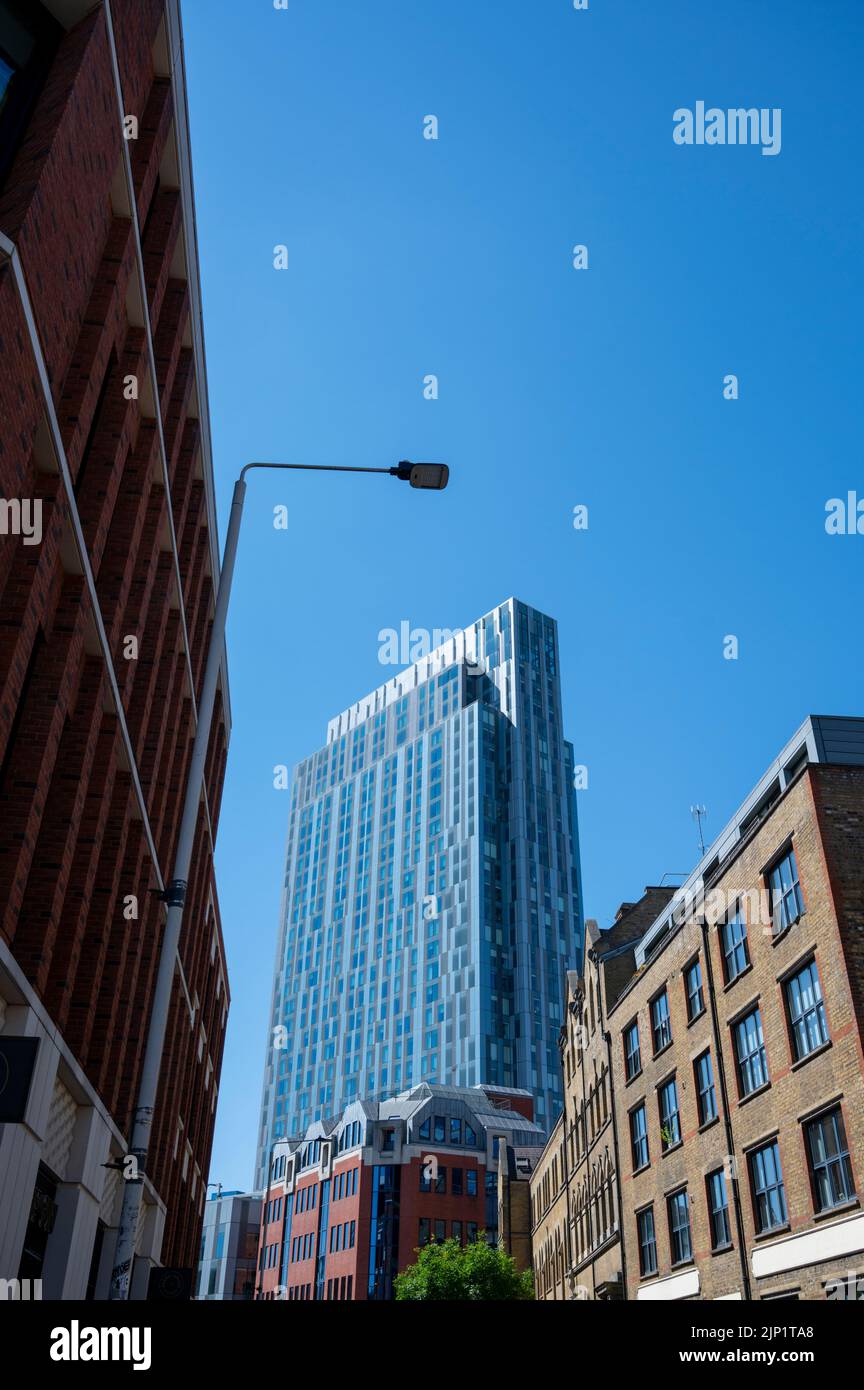 De vieux buidlings éclipsés par de nouveaux gratte-ciels à Spittlefields, Londres, Royaume-Uni Banque D'Images