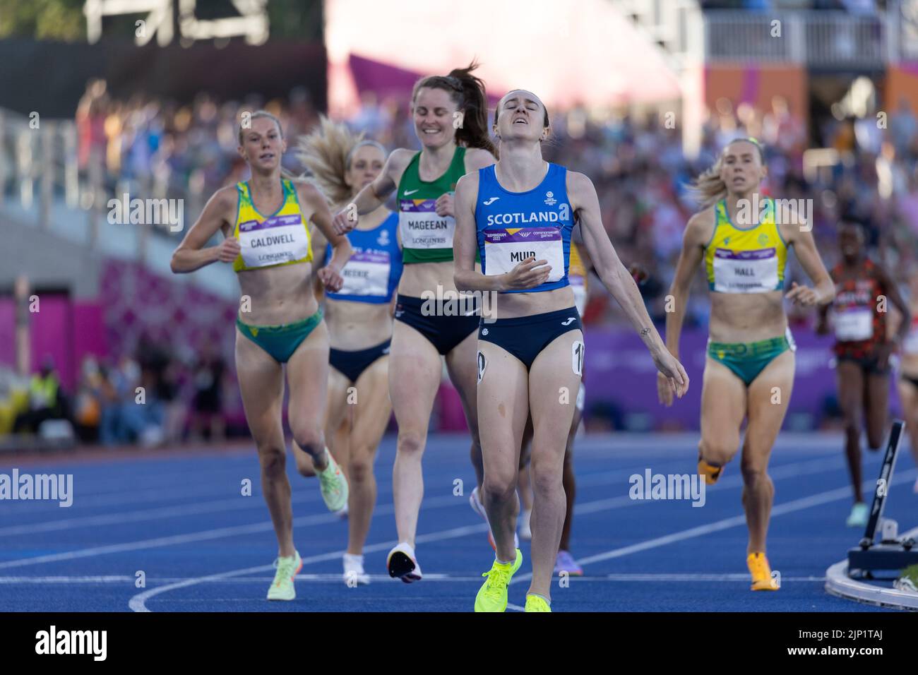 07-8-22 - Laura Muir, Écosse, remporte la finale de 1500 mètres aux Jeux du Commonwealth de Birmingham 2022 au stade Alexander, Birmingham. Banque D'Images