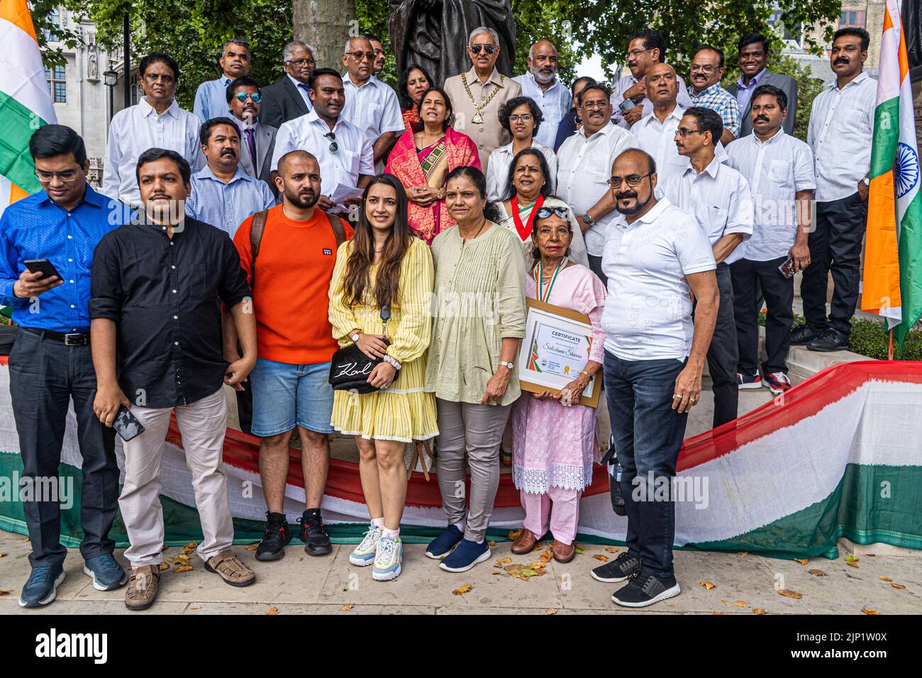 Londres, Royaume-Uni. 15th août 2022. Des membres de la communauté indienne britannique se tiennent devant la statue du Mahatma Gandhi sur la place du Parlement pour célébrer le 75th anniversaire de l'indépendance de l'Inde le 15 août 1947 de l'Empire britannique des Indes. Crédit. Credit: amer ghazzal / Alamy Live News Banque D'Images