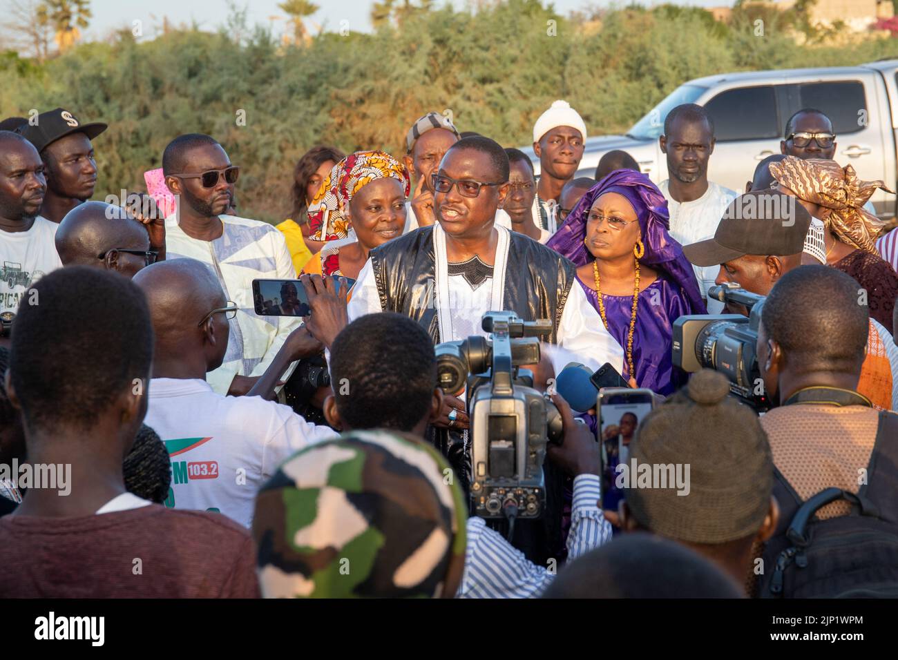 DIOURBEL, SÉNÉGAL - 1 FÉVRIER : Sidy G. Diop annonce son initiative d'un nettoyage majeur d'un dépôt de déchets dilués devant les médias sur 1 février 2020 Banque D'Images