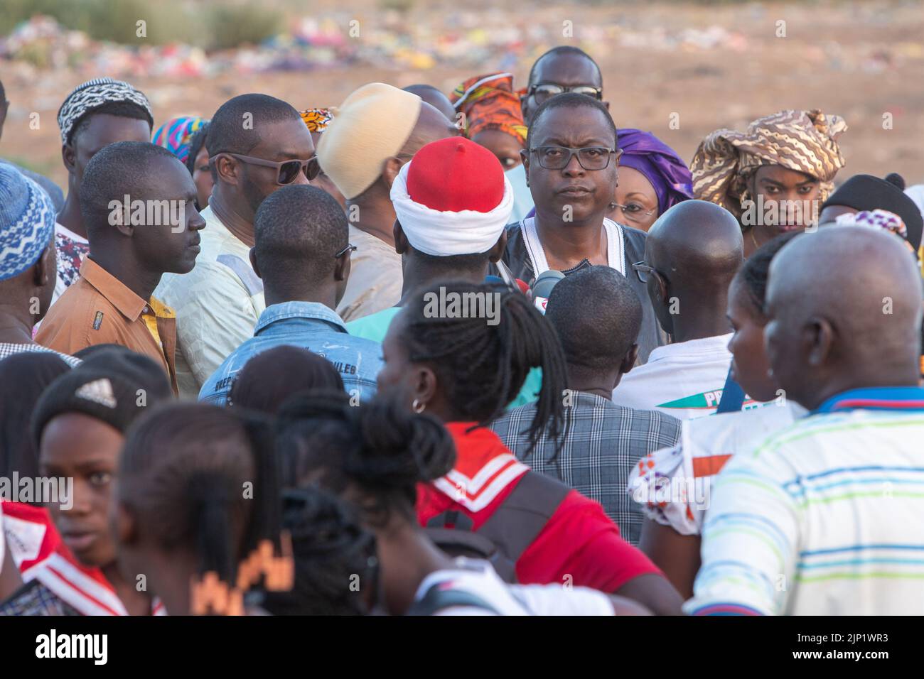 DIOURBEL, SÉNÉGAL - 1 FÉVRIER : Sidy G. Diop annonce son initiative d'un nettoyage majeur d'un dépôt de déchets dilués devant les médias sur 1 février 2020 Banque D'Images