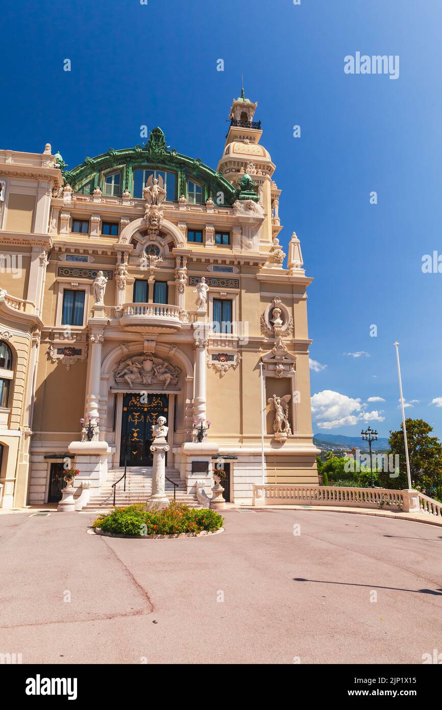 Monte Carlo, Monaco - 15 août 2018 : façade latérale du Casino de Monte-Carlo par une belle journée d'été Banque D'Images