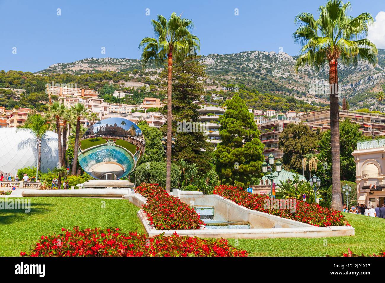 Monte Carlo, Monaco - 15 août 2018 : place du Casino par temps ensoleillé, c'est une place de la ville en face du Casino de Monte-Carlo Banque D'Images