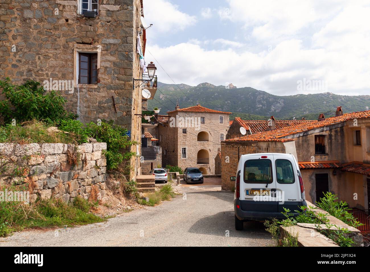 Olmeto, France - 25 août 2018 : vue sur la rue avec les maisons anciennes et les voitures garées par une belle journée d'été. Commune de Olmeto dans le département de la Corse-du-Sud de Banque D'Images