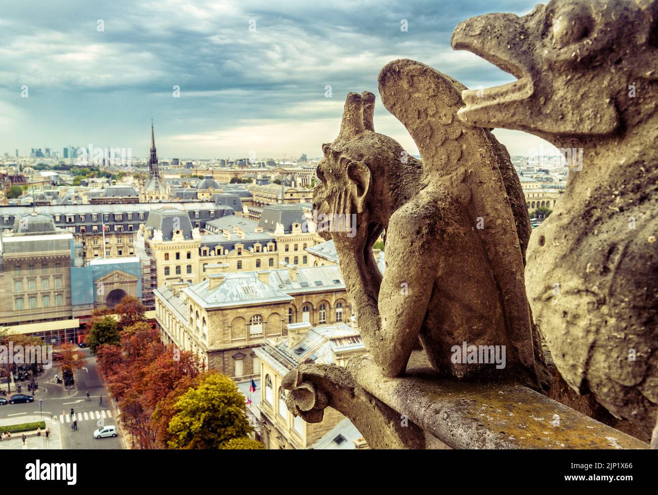 Gargoyle sur la cathédrale notre-Dame de Paris, France. Les gargouilles médiévales (chimères) sont un point de repère de Paris. Panorama de Paris et vieilles statues de démons sur le toit Banque D'Images