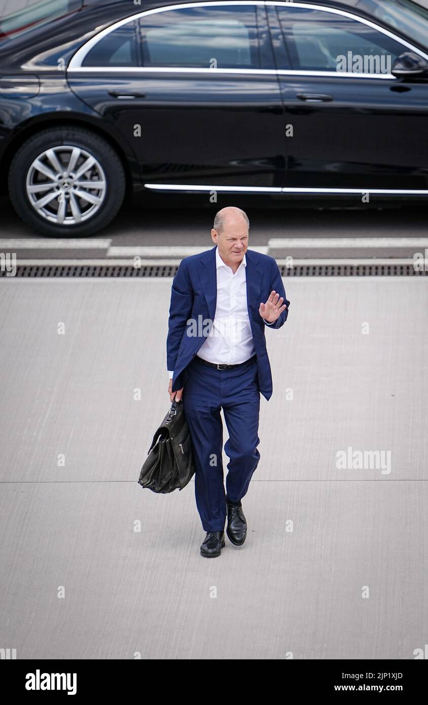 Brandebourg, Allemagne. 15 août 2022, Brandebourg, Schönefeld: Le chancelier allemand OLAF Scholz (SPD) arrive à la section militaire de l'aéroport BER de Berlin-Brandebourg pour le vol vers la Norvège. À Oslo, le chancelier assiste à la réunion des premiers ministres des pays nordiques. Photo: Kay Nietfeld/dpa crédit: dpa Picture Alliance/Alay Live News Banque D'Images