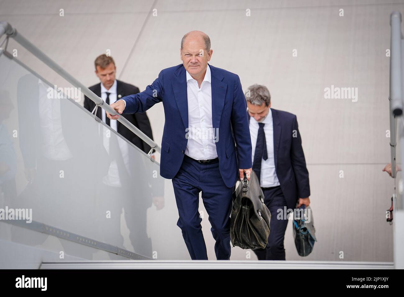 Brandebourg, Allemagne. 15 août 2022, Brandebourg, Schönefeld: Le chancelier OLAF Scholz (SPD) arrive à la section militaire de l'aéroport BER de Berlin-Brandebourg pour le vol en Norvège avec le porte-parole du gouvernement Steffen Hebestrit. À Oslo, le chancelier assiste à la réunion des premiers ministres des pays nordiques. Photo: Kay Nietfeld/dpa crédit: dpa Picture Alliance/Alay Live News Banque D'Images