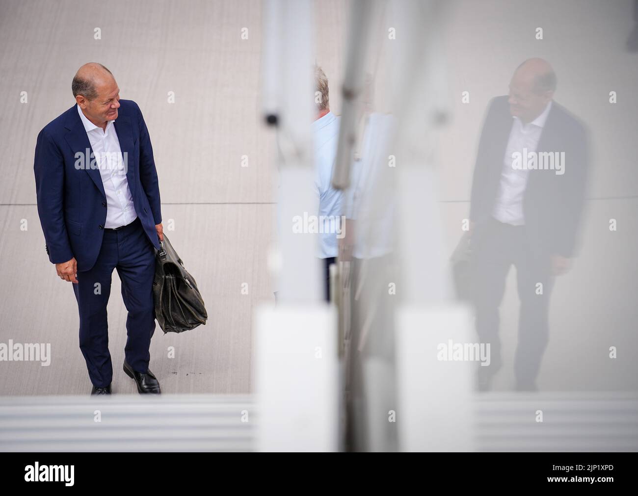 Brandebourg, Allemagne. 15 août 2022, Brandebourg, Schönefeld: Le chancelier allemand OLAF Scholz (SPD) arrive à la section militaire de l'aéroport BER de Berlin-Brandebourg pour le vol vers la Norvège. À Oslo, le chancelier assiste à la réunion des premiers ministres des pays nordiques. Photo: Kay Nietfeld/dpa crédit: dpa Picture Alliance/Alay Live News Banque D'Images
