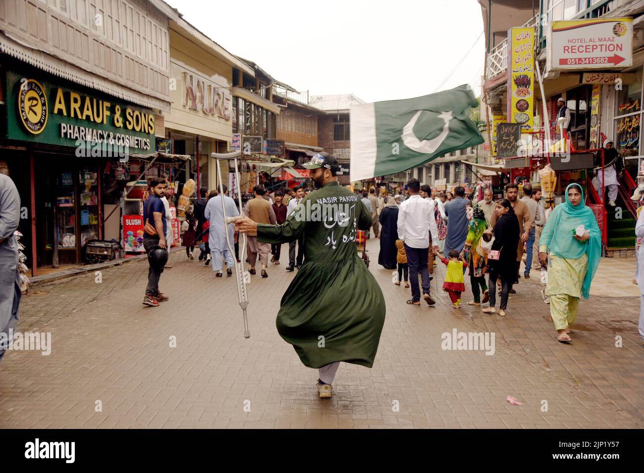 Jeune homme pakistanais tenant un drapeau pakistanais, 14th août, jour de l'indépendance Pakistan, à Mall Road, Murree, Rawalpindi, Khyber Pakhtunkhwa, Pakistan. 2 Banque D'Images