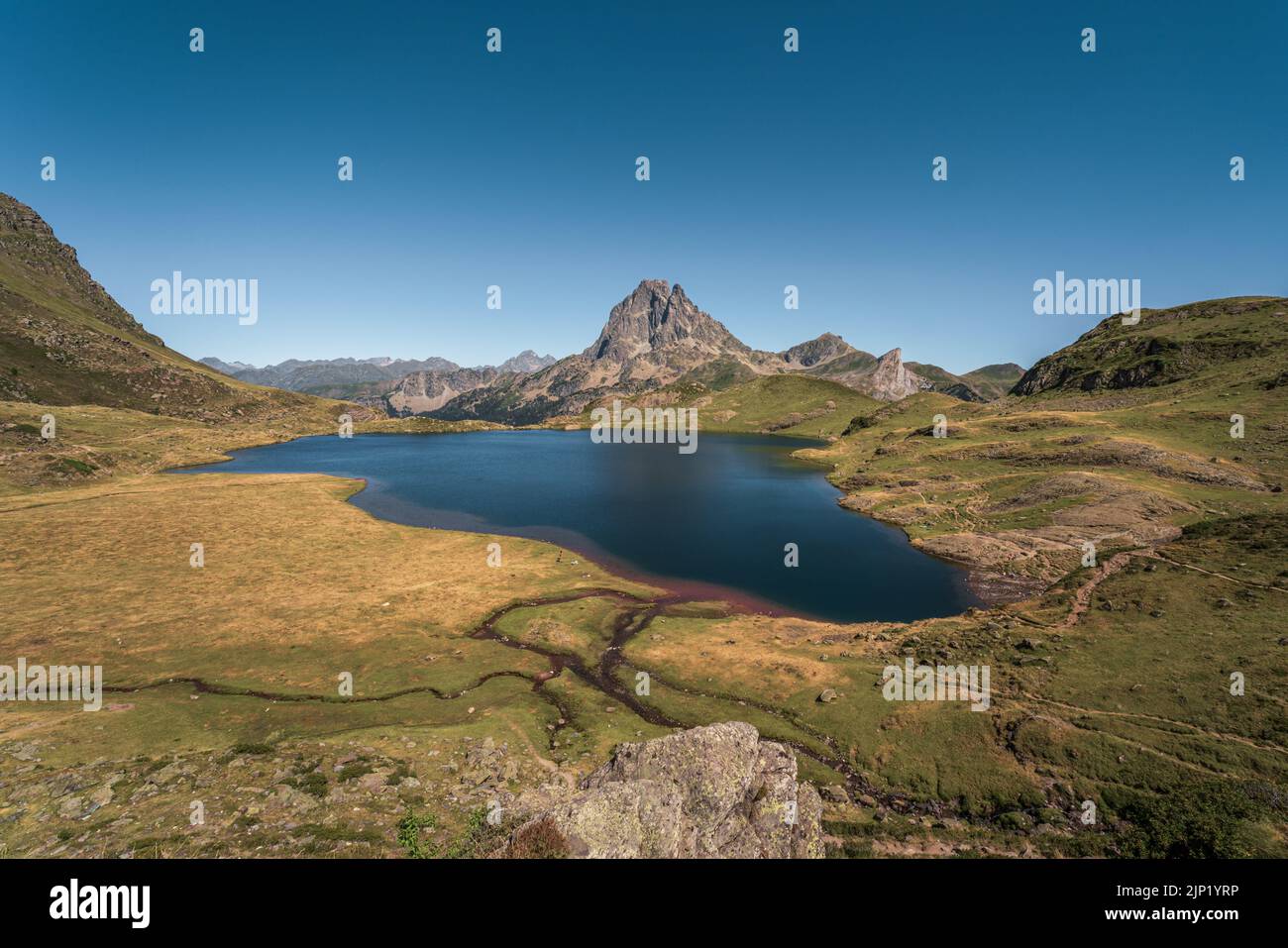 Paysages naturels du lac, de la forêt et des montagnes dans les ...