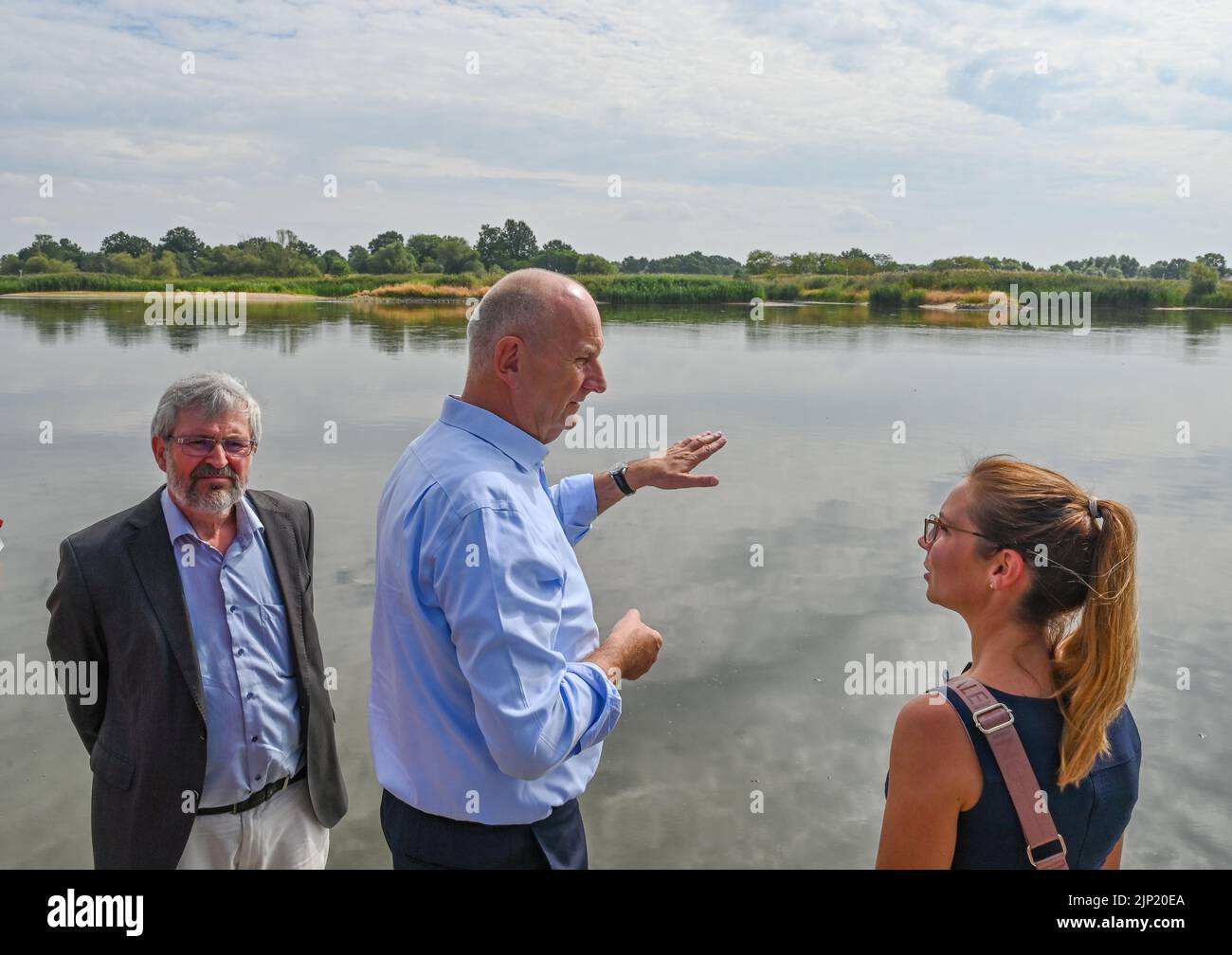 15 août 2022, Brandebourg, Lebus: Axel Vogel (l., Bündnis 90/Die Grünen), Ministre de l'Environnement du Brandebourg, Dietmar Woidke (SPD), Ministre Président du Brandebourg, et Katja Klemke, Directeur adjoint du Bureau, sont présents lors d'un événement de presse sur la catastrophe environnementale de la frontière germano-polonaise Oder. Pendant plusieurs jours, les énormes tueurs de poissons dans la rivière Oder ont préoccupé les autorités et les résidents de la rivière en Allemagne et en Pologne. Selon l'Agence polonaise pour la protection de l'environnement, la mort des poissons dans la rivière Oder a probablement été déclenchée par la pollution de l'eau par l'industrie Banque D'Images