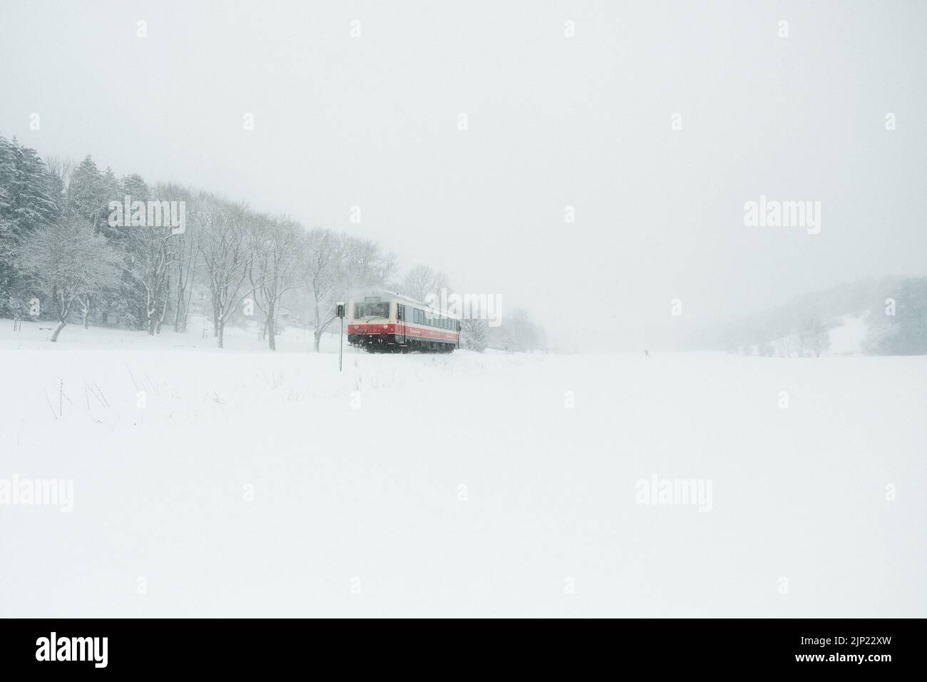 Un train dans le paysage hivernal sur le swabian alp, Allemagne Banque D'Images