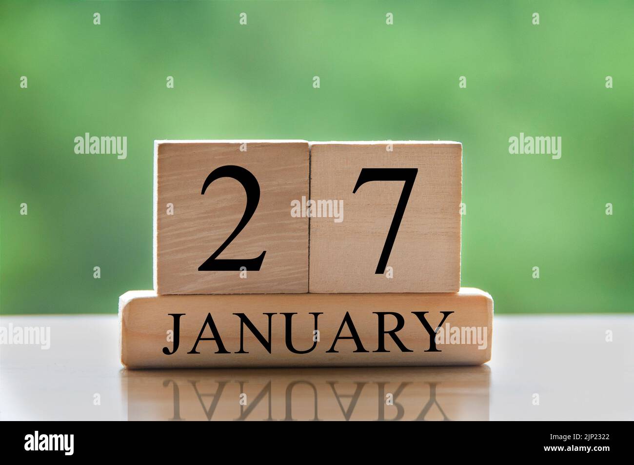 Texte de date du calendrier 27 janvier sur des blocs de bois avec parc d'arrière-plan flou. Concept d'espace de copie et de calendrier. Banque D'Images Texte de date du calendrier 27 janvier sur des blocs de bois avec parc d'arrière-plan flou. Concept d'espace de copie et de calendrier. Banque D'Images
