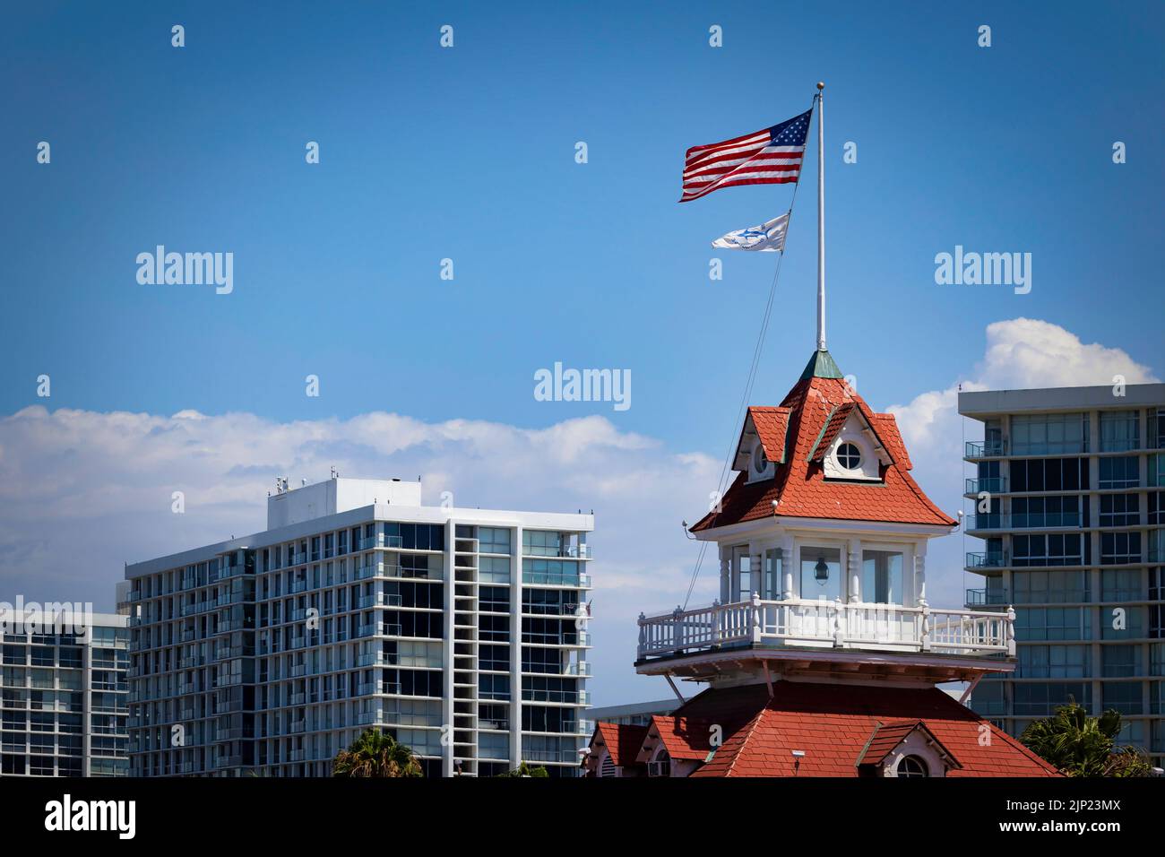 Un drapeau américain vole, soufflant dans le vent, à Coronado, Californie. Banque D'Images