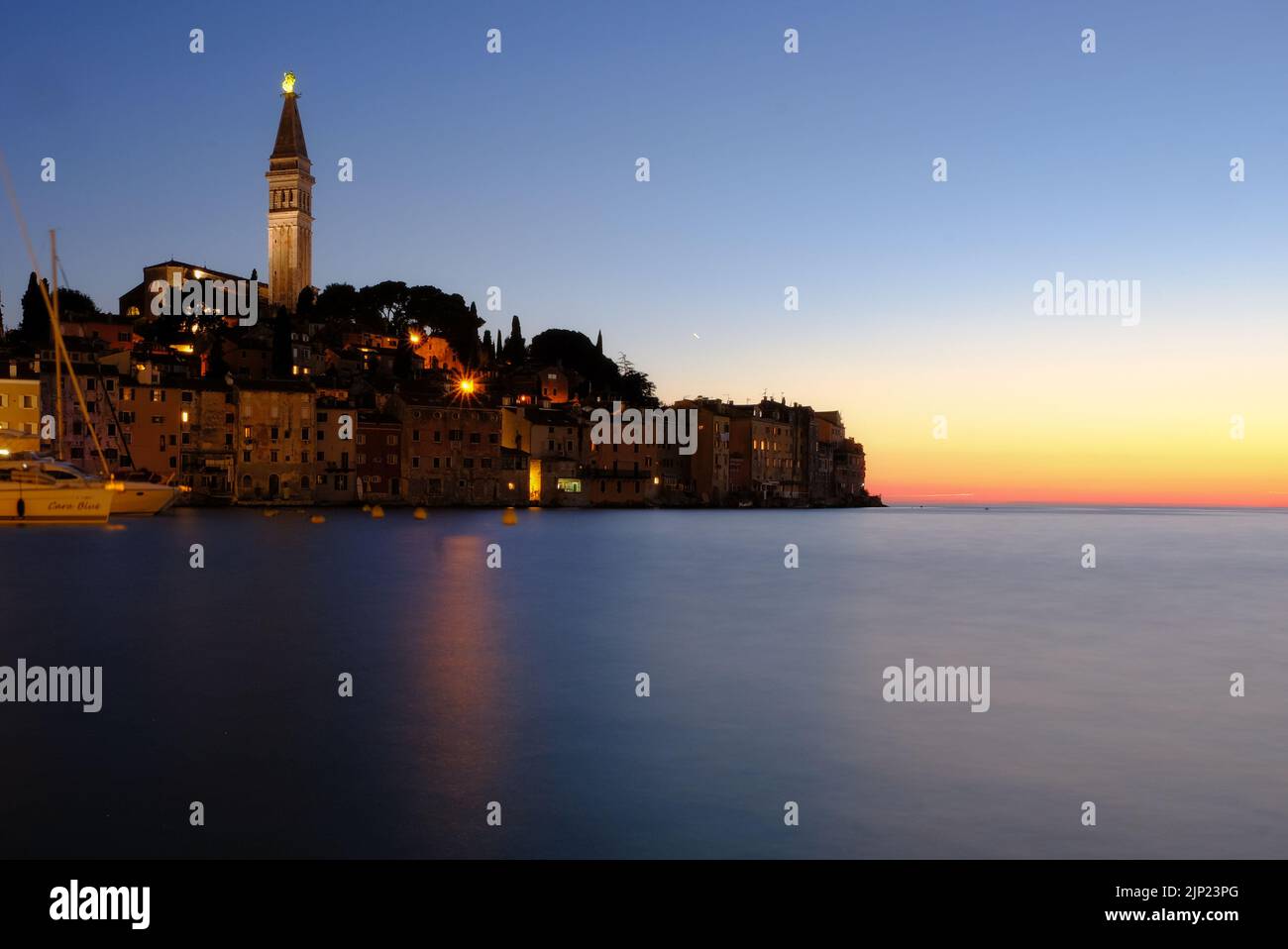 Rovinj et port de nuit, Rovinj, Croatie, Mer méditerranée Banque D'Images