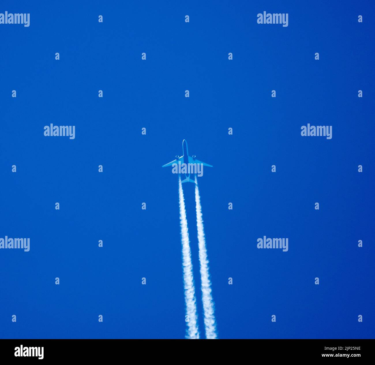Avion de ligne qui vole contre un ciel bleu clair Banque D'Images